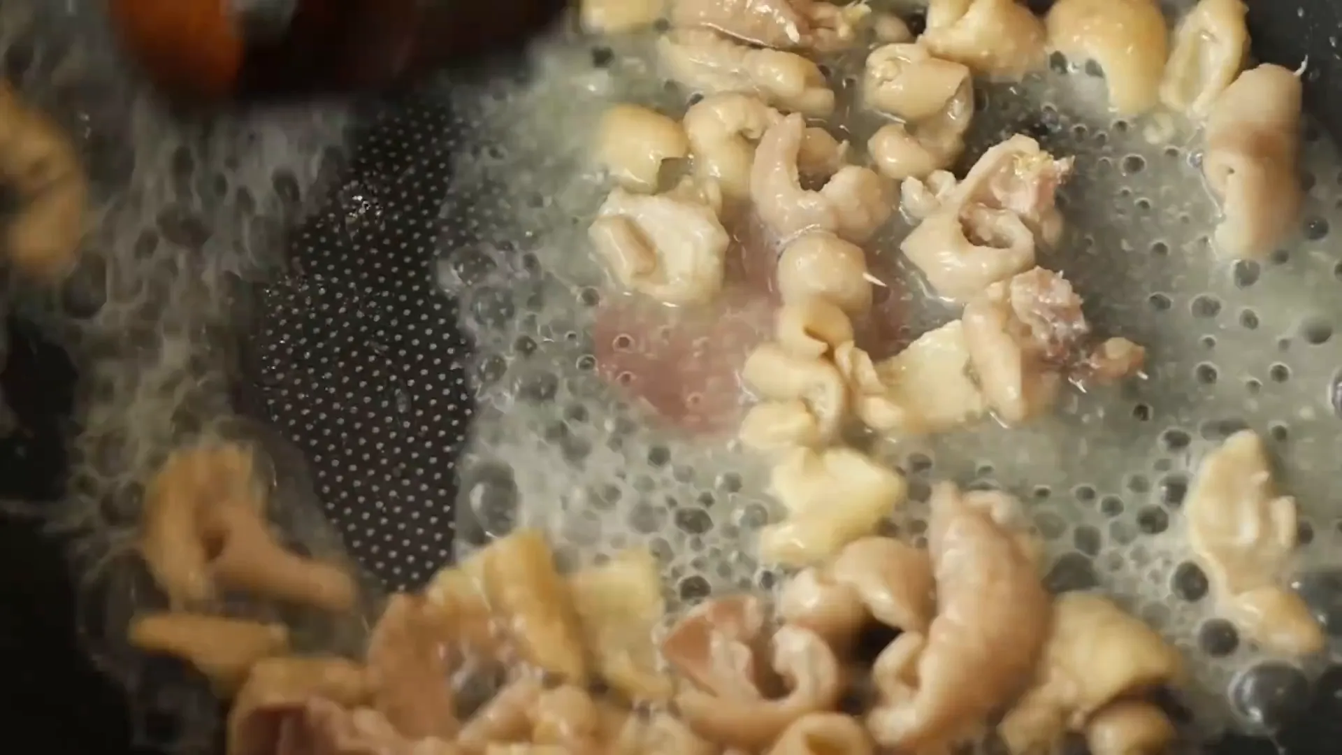 Proses membuat minyak bawang dengan kulit ayam dan bawang