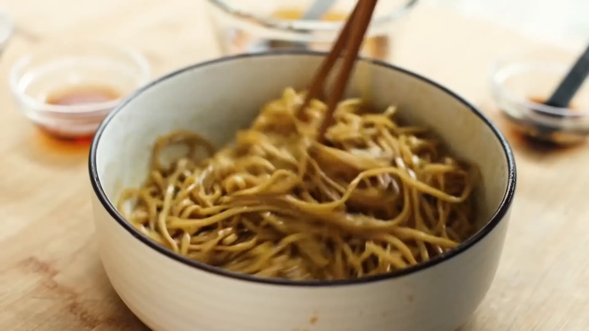 Mie yamien siap disajikan dengan topping lengkap