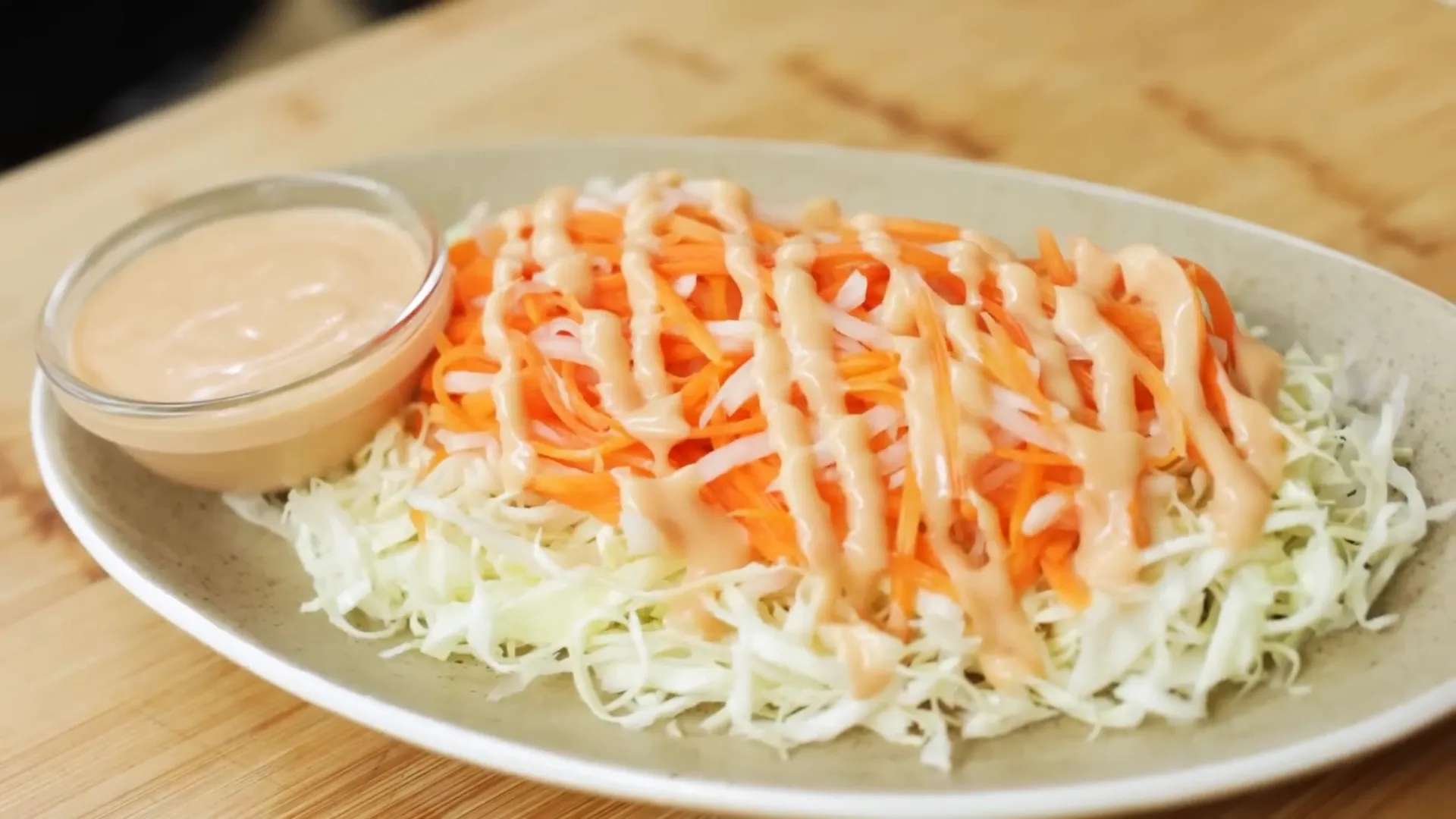 Salad ala HokBen siap disajikan dengan acar dan saus mayo