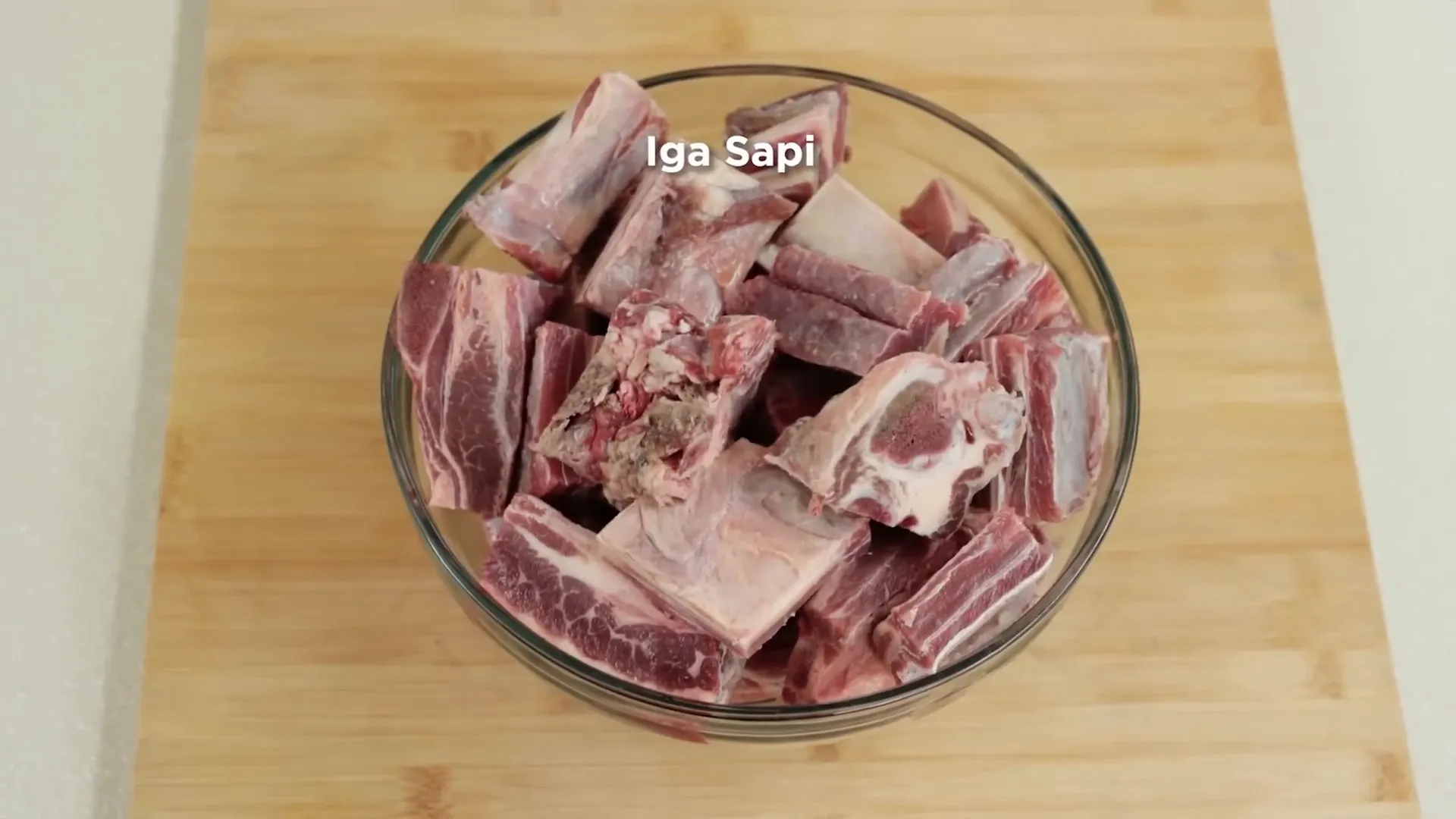 Iga sapi yang sudah dipotong dan siap dimasak