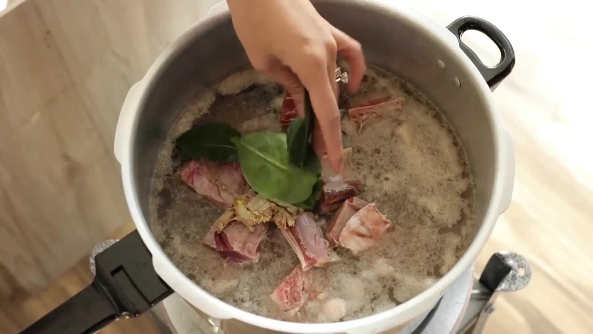 Iga sapi direbus bersama jahe dan daun salam dalam pressure cooker
