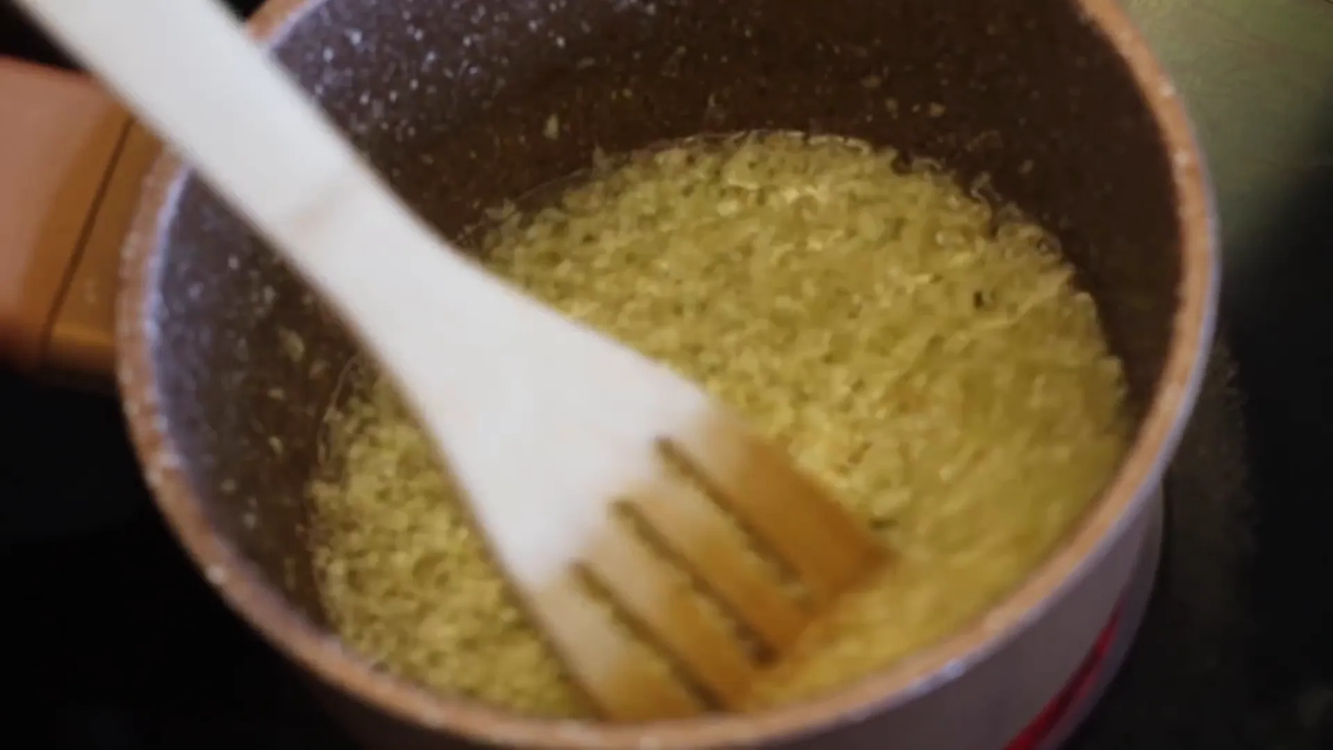 Memasak bawang putih dan jahe di minyak goreng