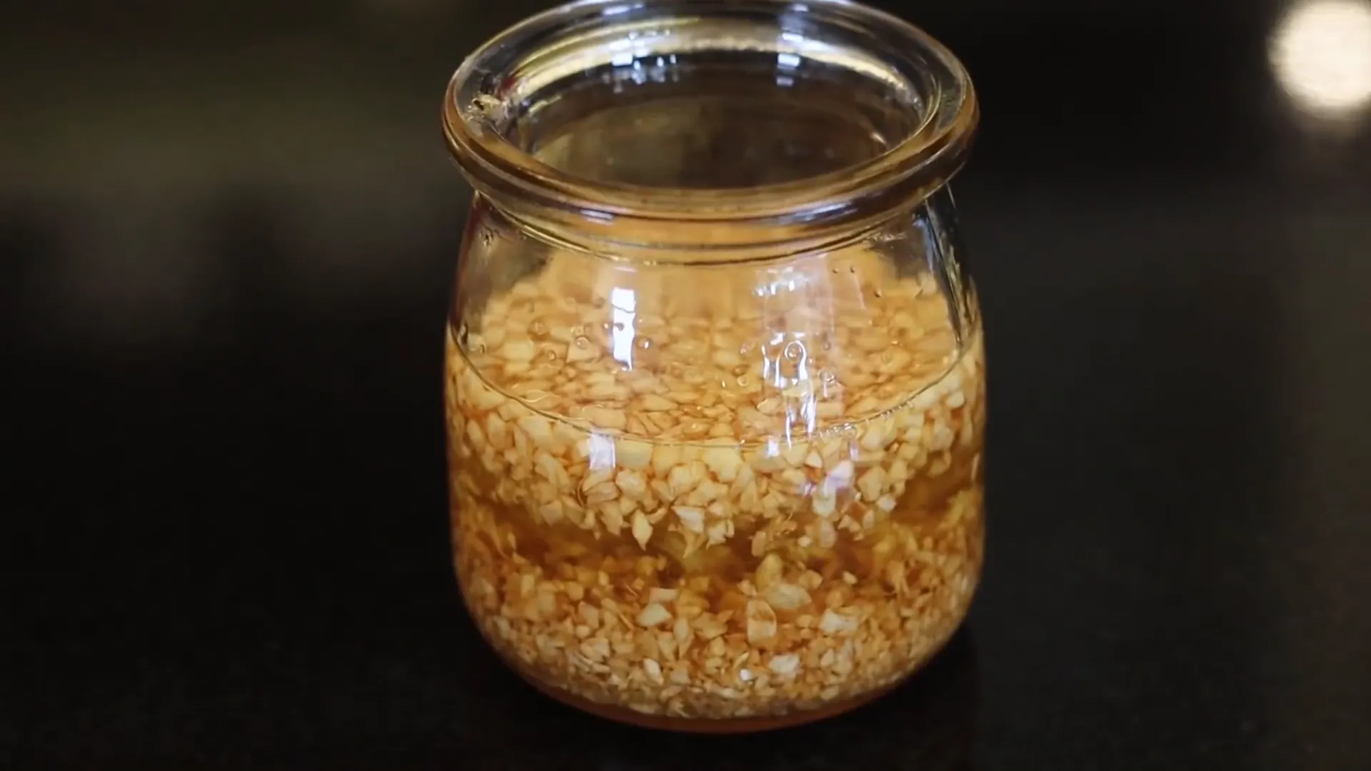 Garlic oil siap disimpan dalam toples bersih