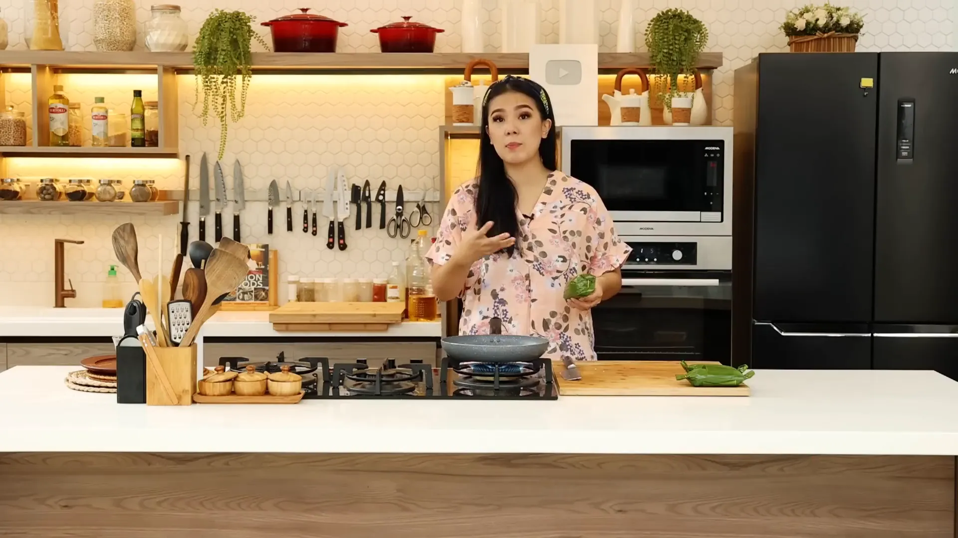 Membungkus nasi bakar dengan daun pisang dan telur asin