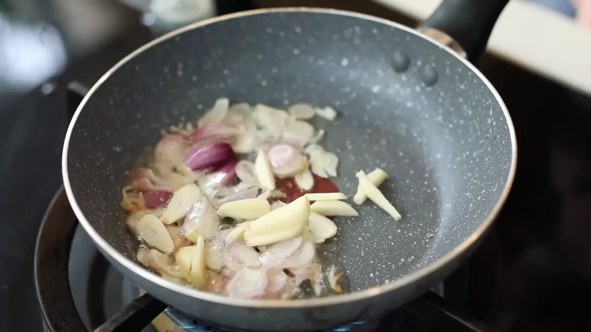 Memasak nasi gurih dengan bumbu aromatik