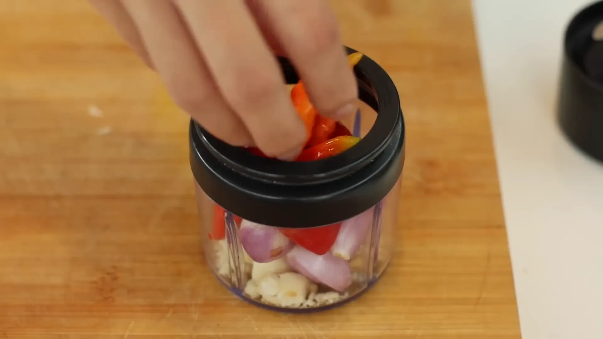 Membuat sambal tempe pedas yang kaya rasa