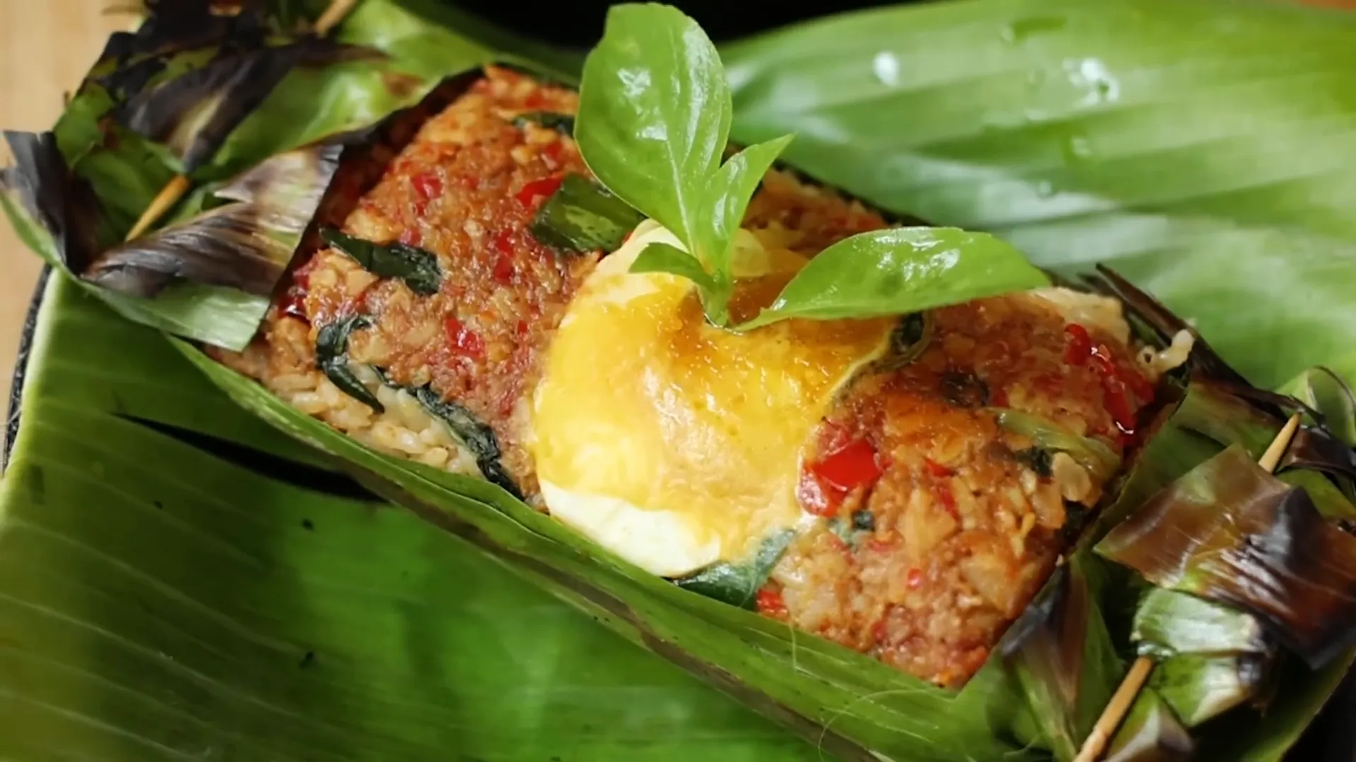Nasi bakar sambal tempe pedas siap disajikan