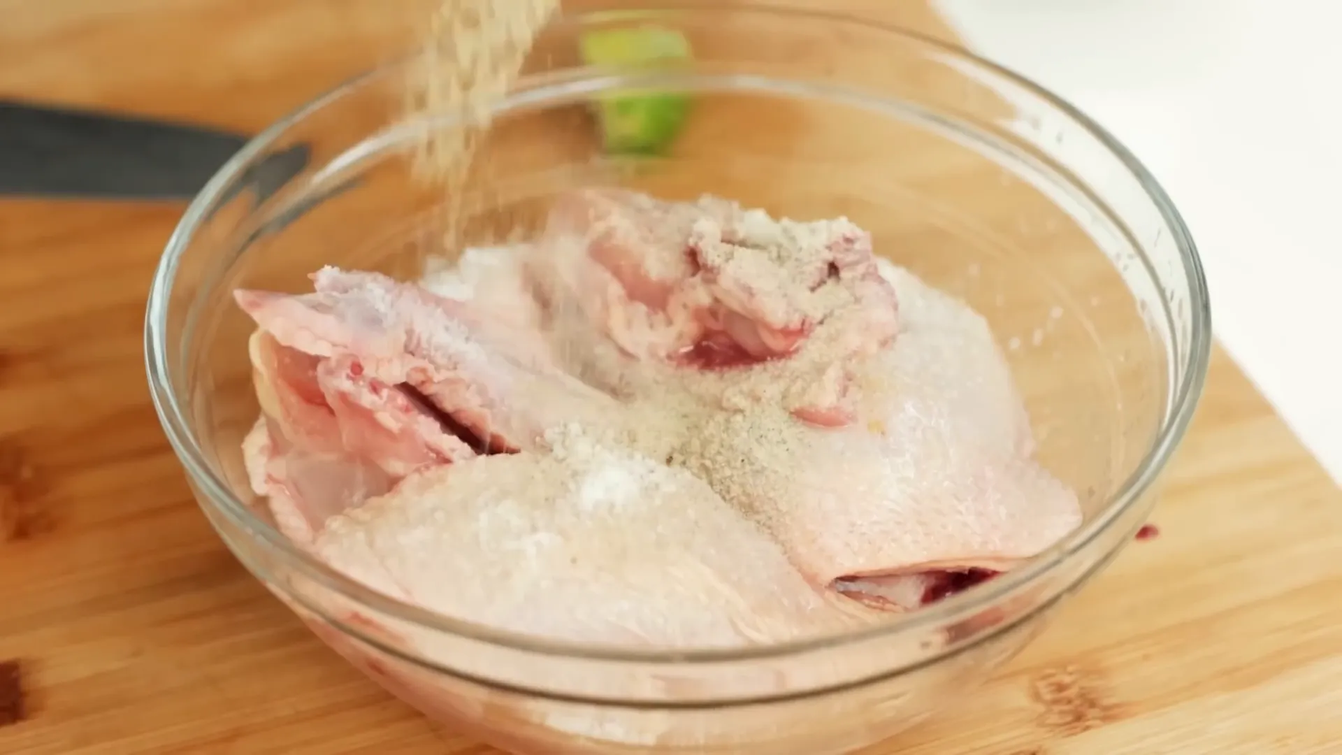 memotong dan memarinasi ayam dengan jeruk nipis