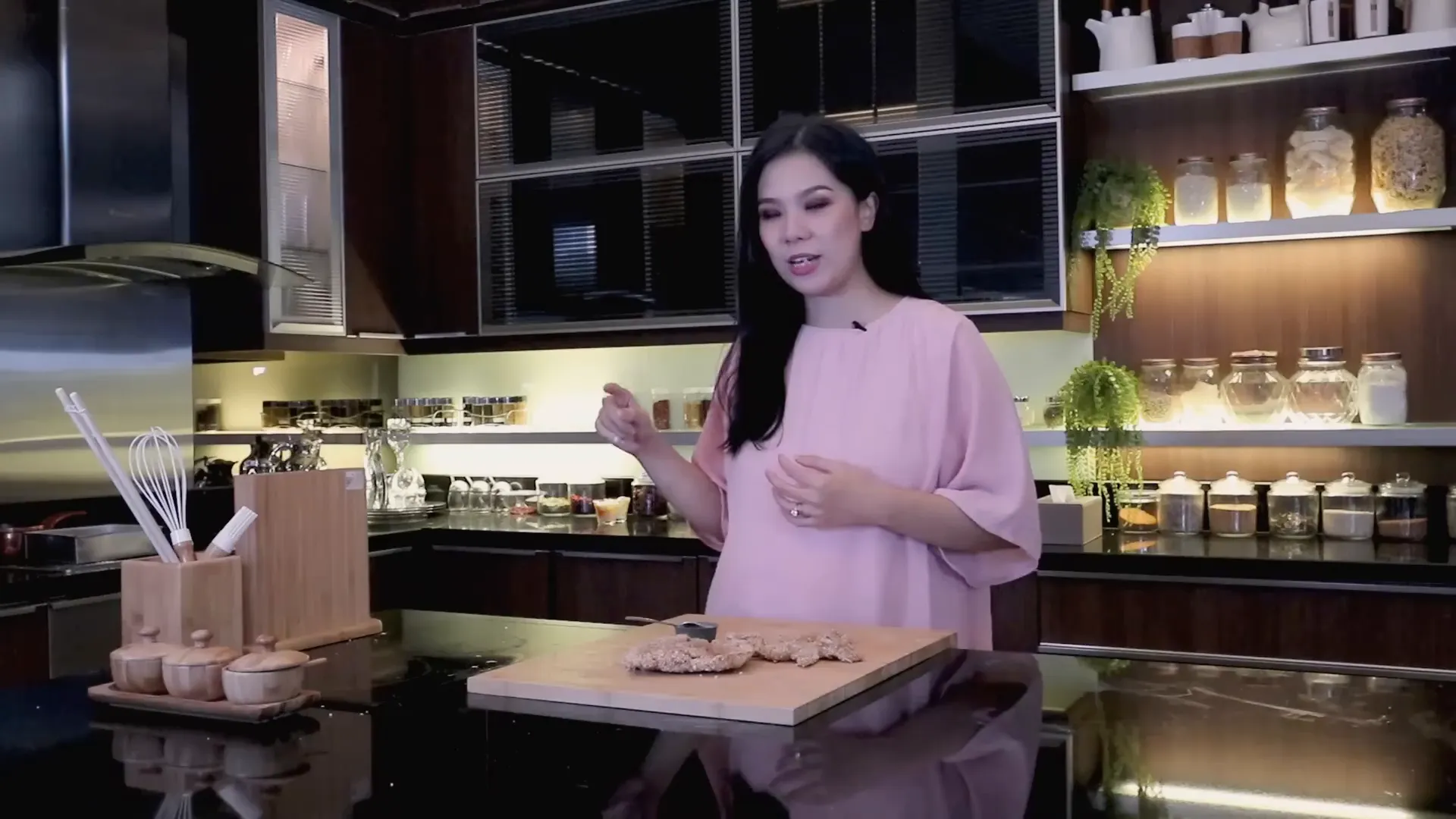 Proses membuat tepung pelapis krispi untuk ayam goreng Taiwan