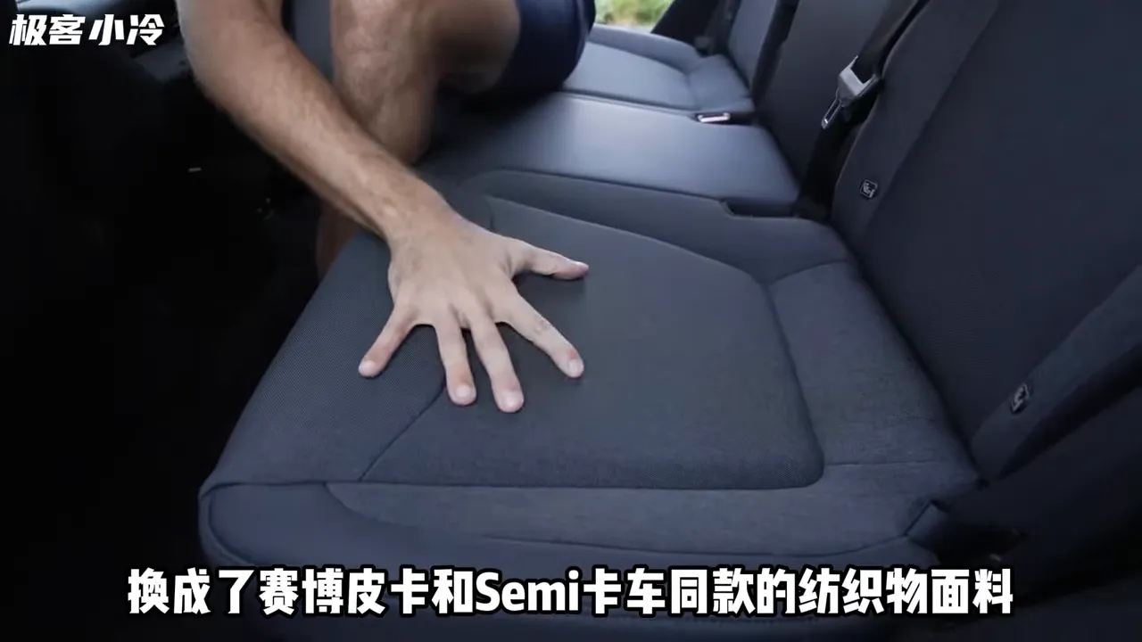 低配版座椅材質與後排簡化設計
