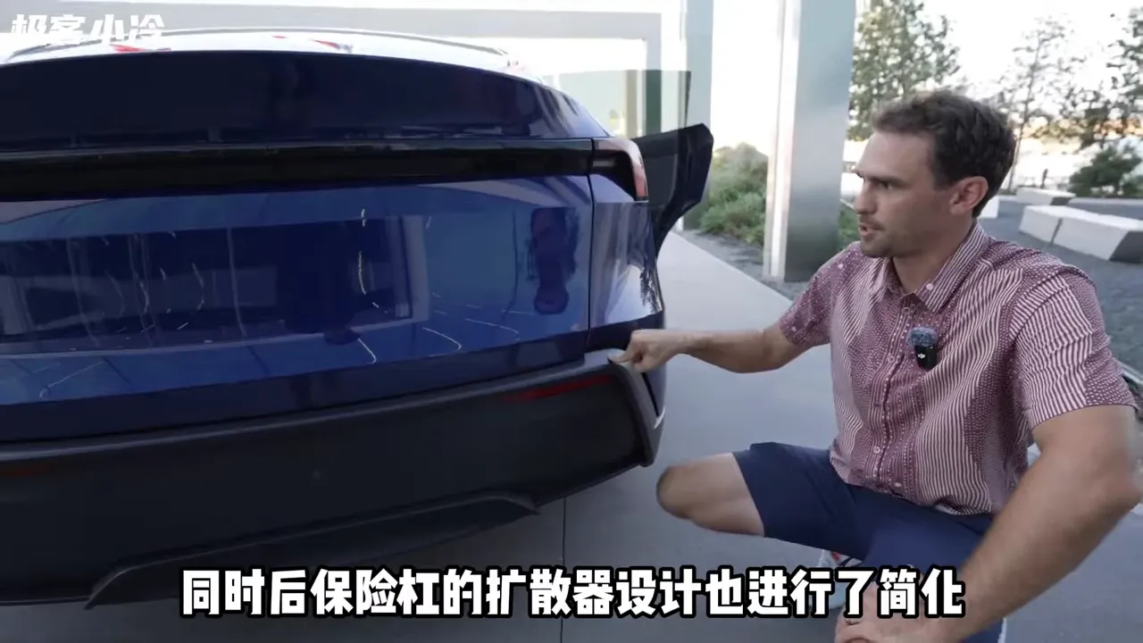 後保險桿與尾燈設計被簡化