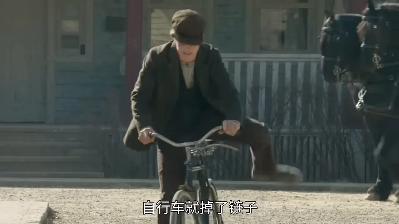 少年在路邊換自行車鏈條的畫面