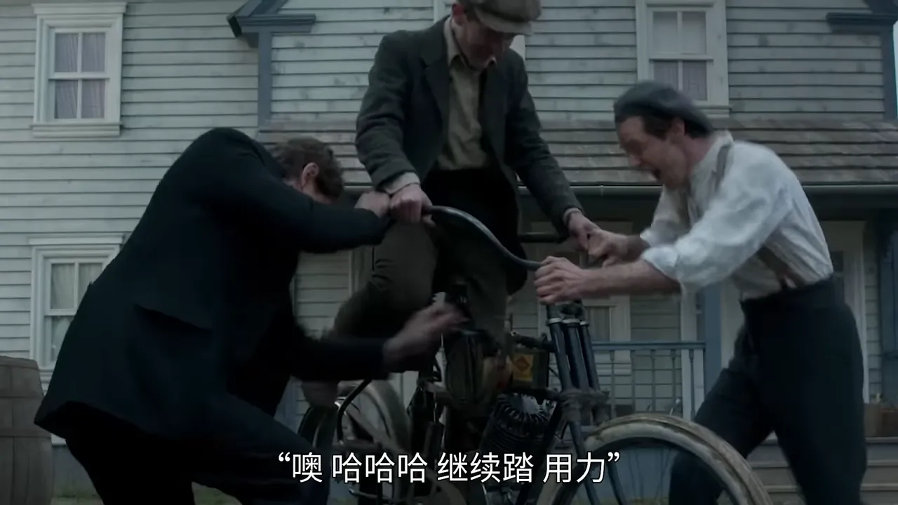 沃特試騎哈雷摩托,吸引路人目光