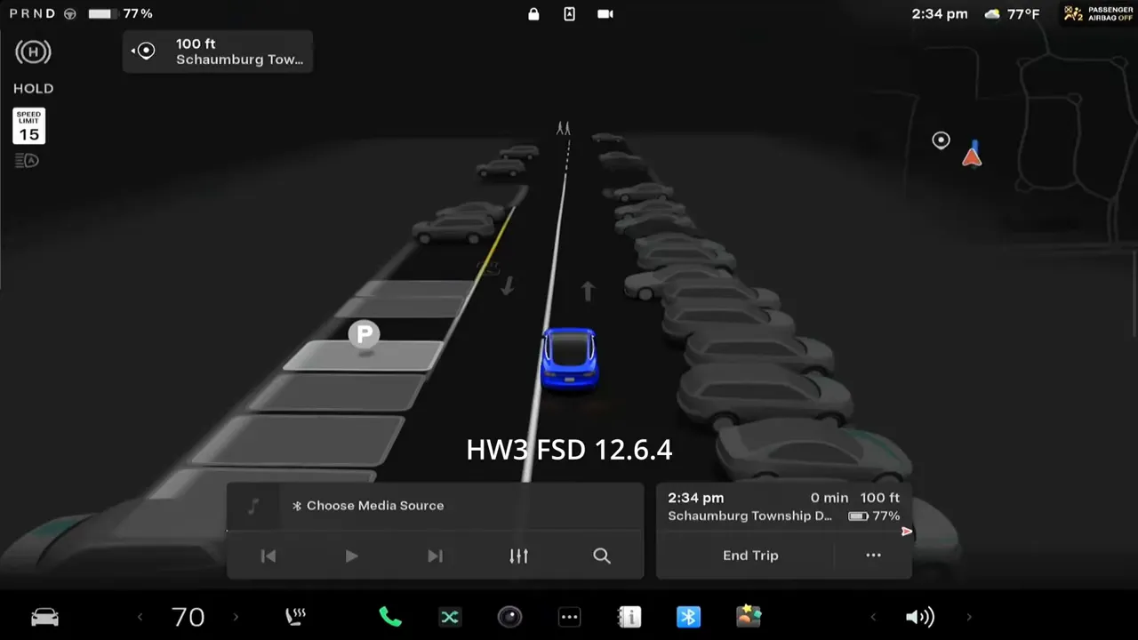 Tesla 中控顯示 HW3 FSD 12.6.4 的泊車視覺化畫面與周圍停車格
