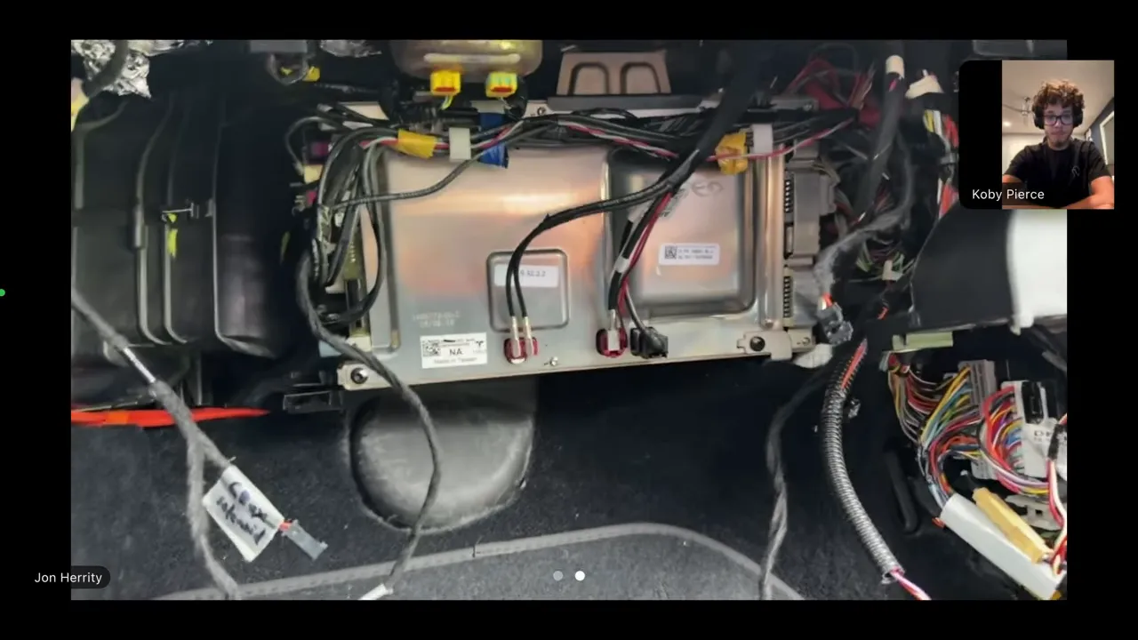 副駕駛手套箱下方露出的金屬電腦模組與周圍線組