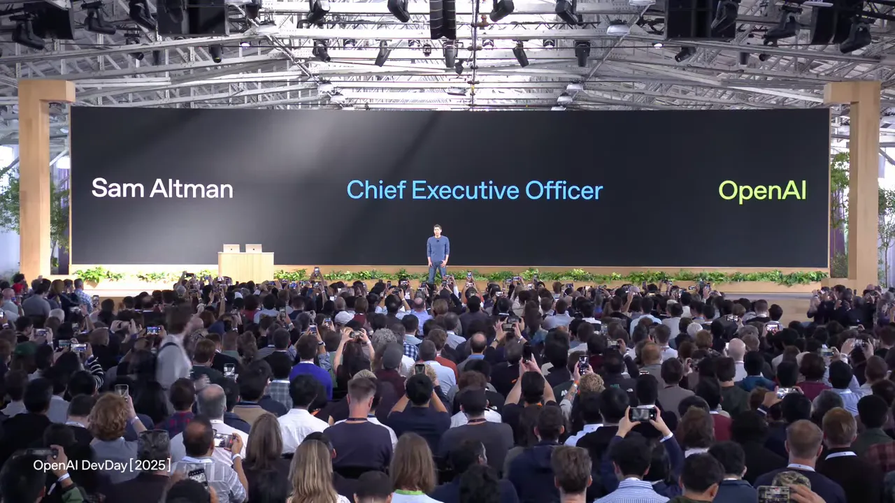 Sam Altman 在舞台上開場致詞