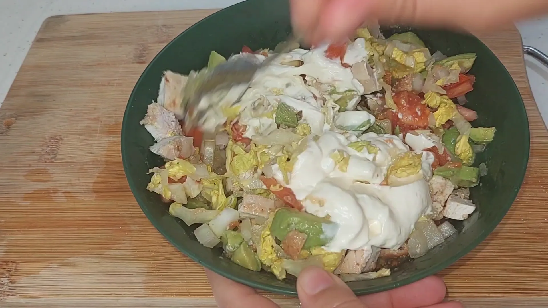 Preparación del relleno con aguacate y pollo