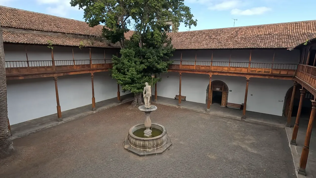 Qué ver en Icod de los Vinos: guía breve para recorrer sus calles y secretos 5 claustro de dos plantas con fuente central y gran árbol en Covid de los vinos