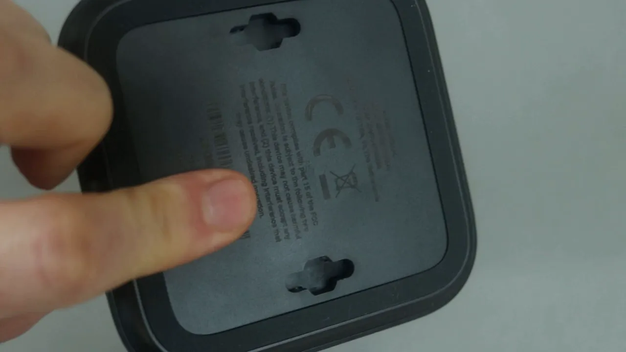 Homey Pro mini hub and mounting template visible in the box