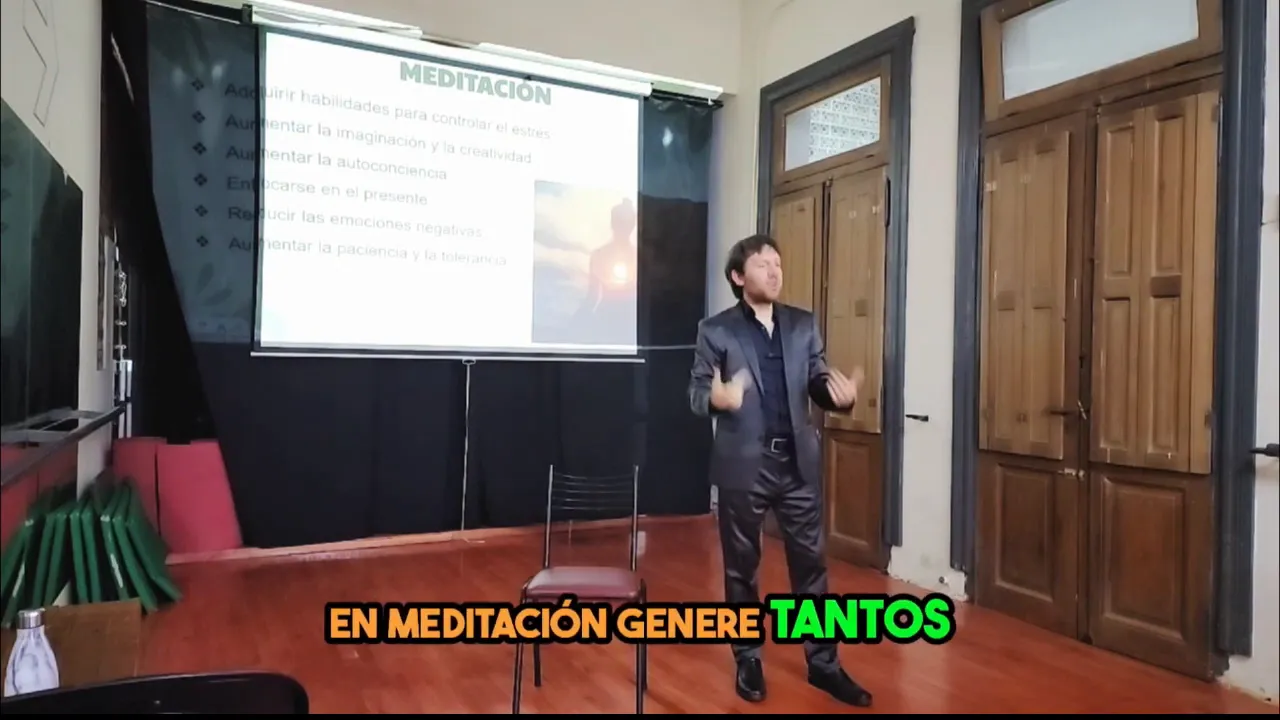 Persona meditando en un entorno tranquilo