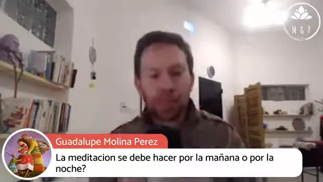 Persona reflexionando mientras medita
