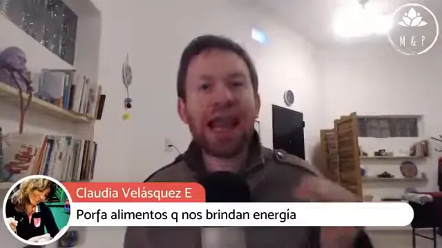 Mesa llena de frutas y verduras frescas