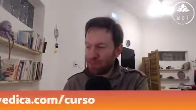 Hombre bebiendo agua caliente al despertar