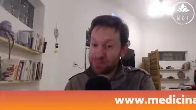 Persona haciendo yoga por la mañana