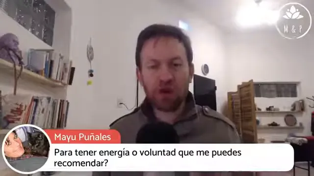 Persona meditando en un entorno tranquilo