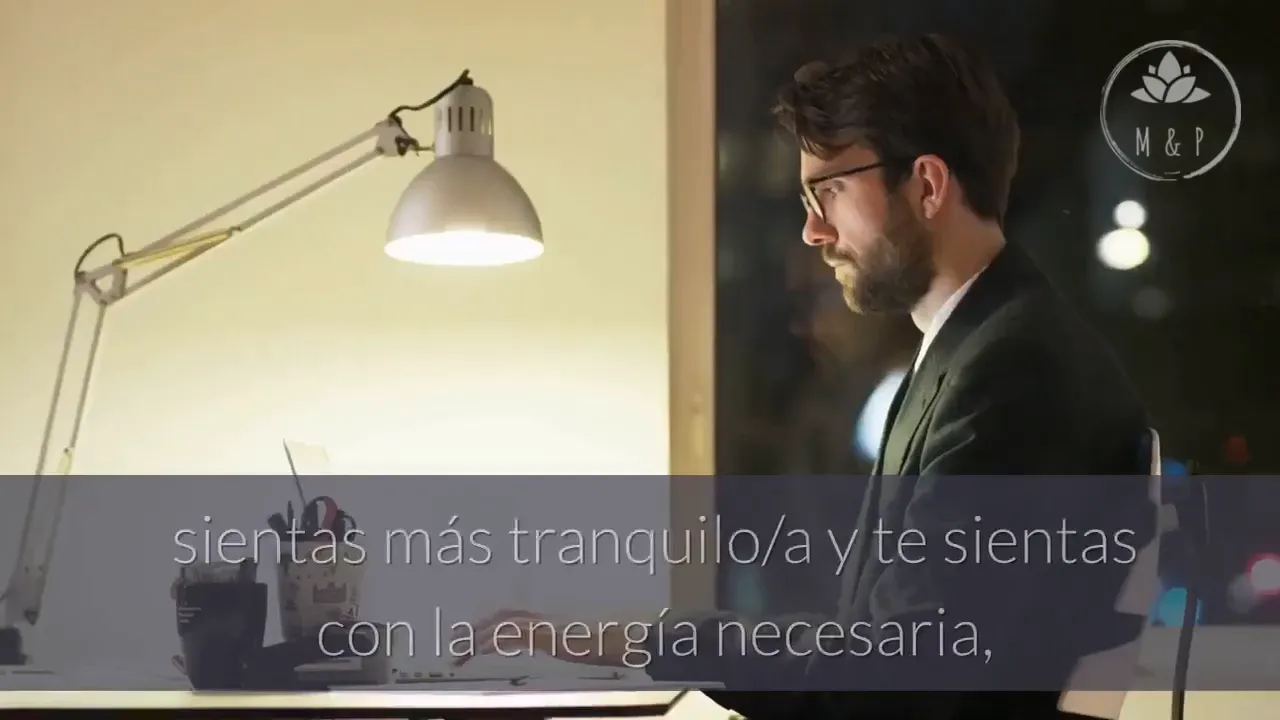 Persona escribiendo un plan paso a paso en una libreta