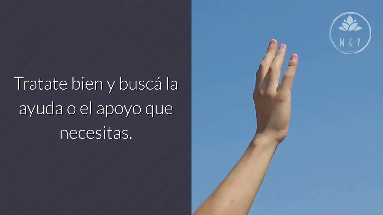 Persona mirándose al espejo con actitud positiva