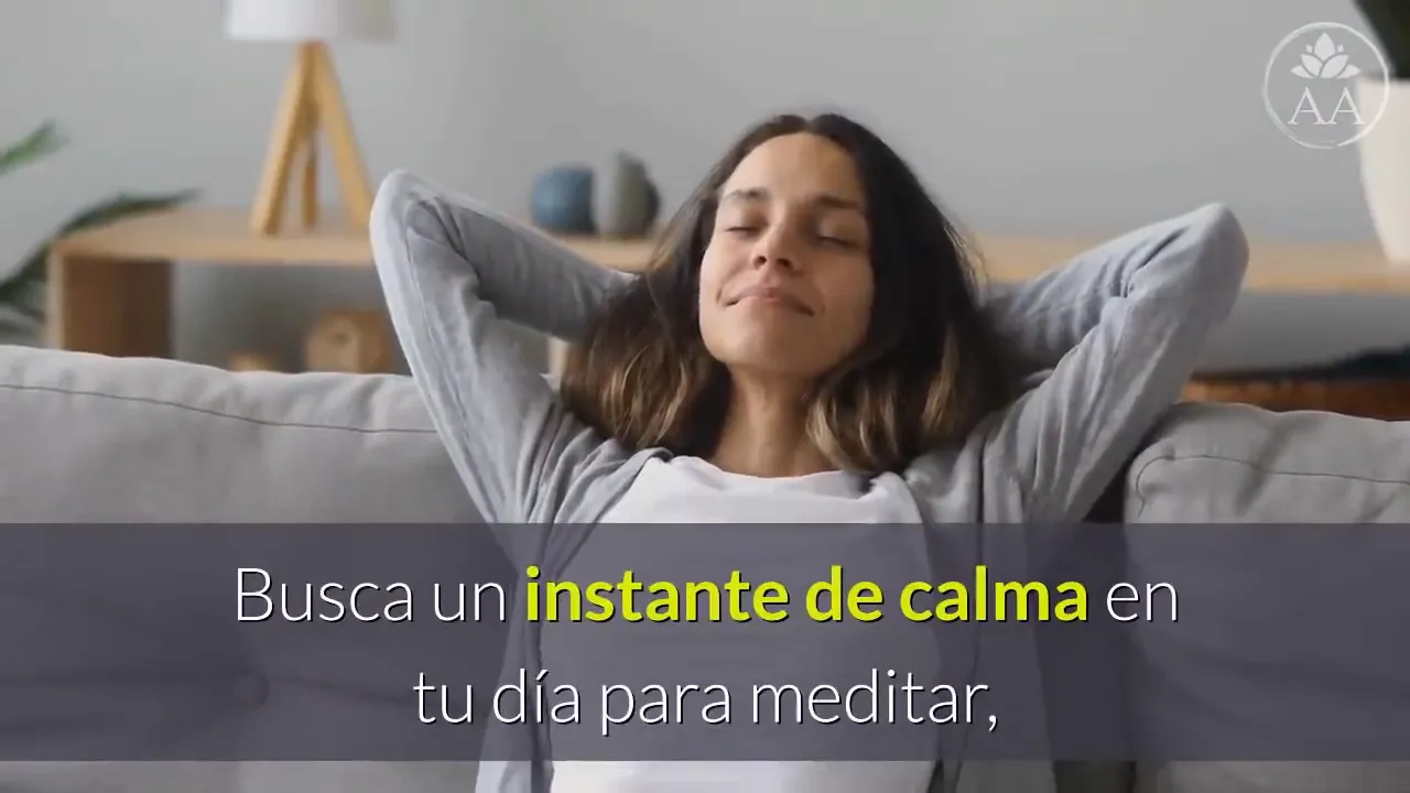 Persona meditando en un espacio tranquilo