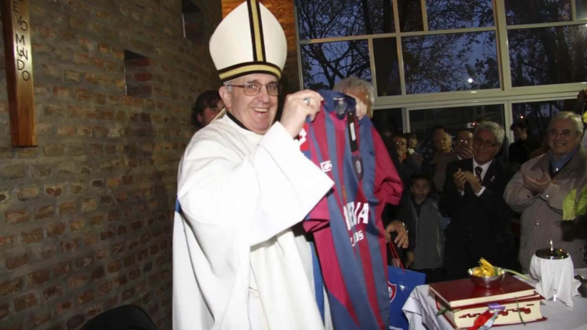 El Papa Francisco con la camiseta de San Lorenzo
