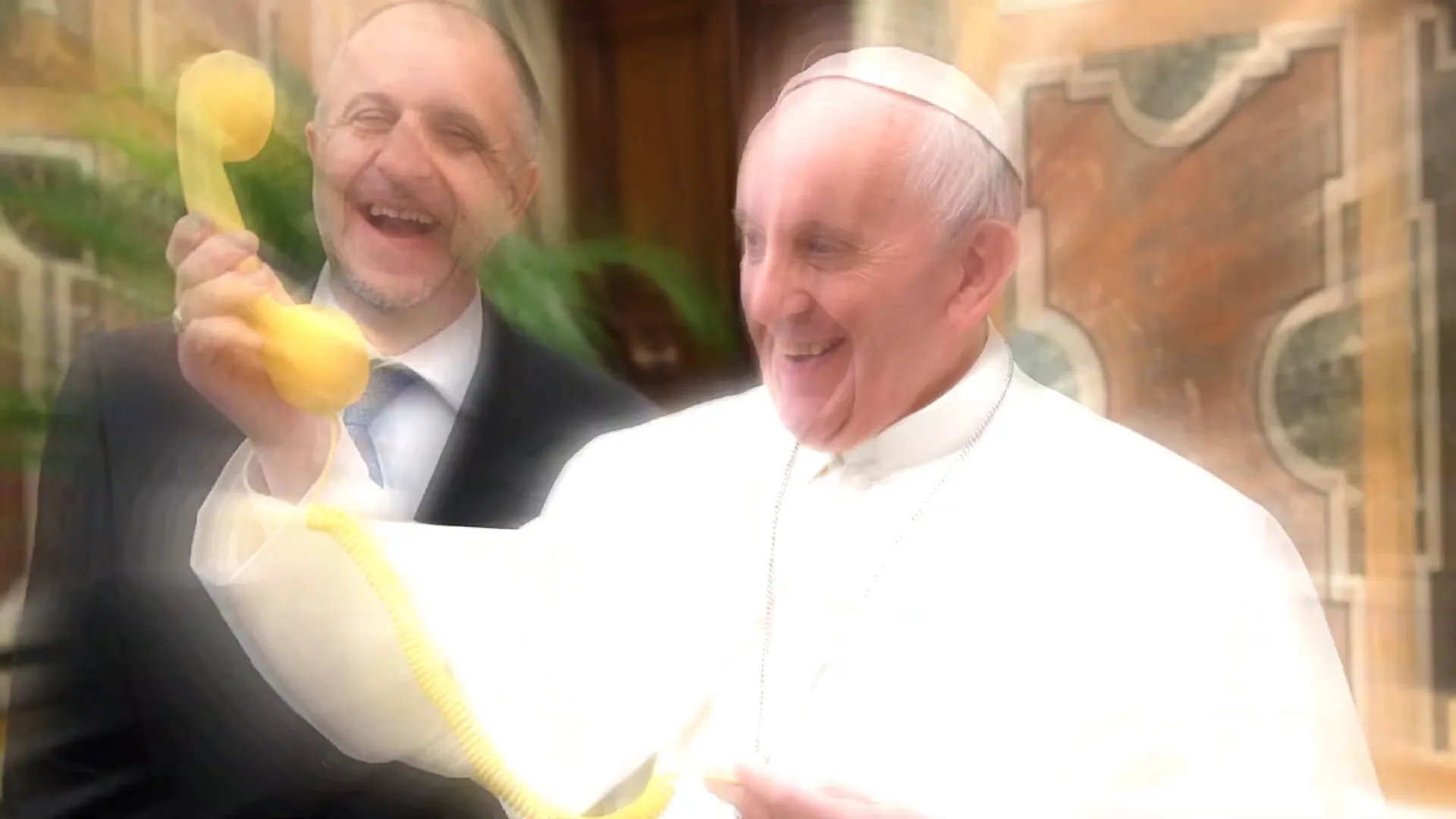 El Papa Francisco haciendo una llamada telefónica