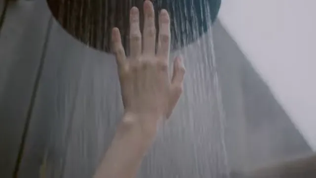 Persona cerrando ducha con agua fría