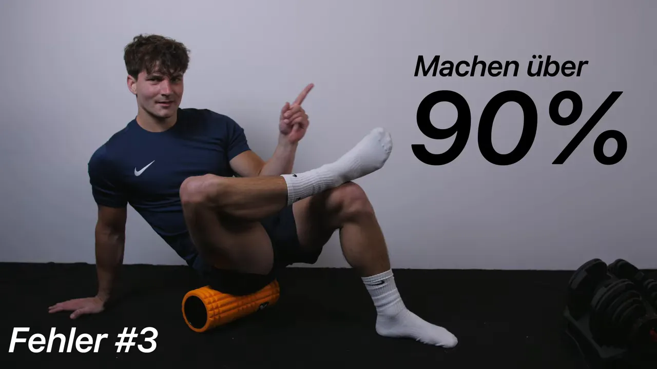 Mann zeigt Faszienrolle-Übung mit ausgestrecktem Bein und Fokus auf Fehler Nr. 3