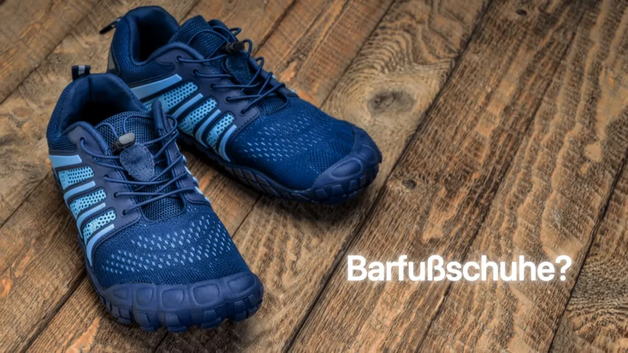 Blaues Paar Laufschuhe auf Holzgrund mit Text „Barfußschuhe?“