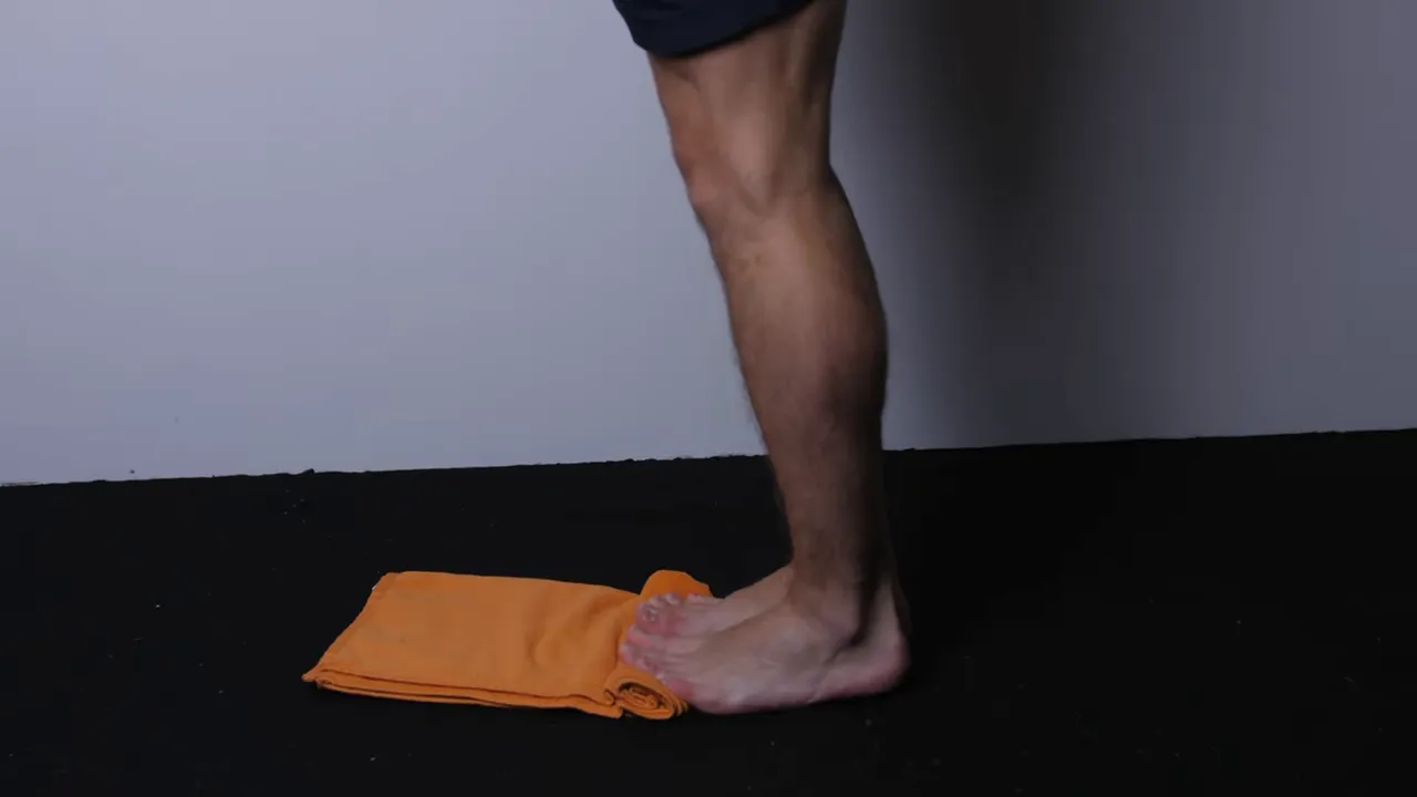 Wadenheben mit Handtuch unter den Zehen zur Unterstützung bei Plantarfasziitis