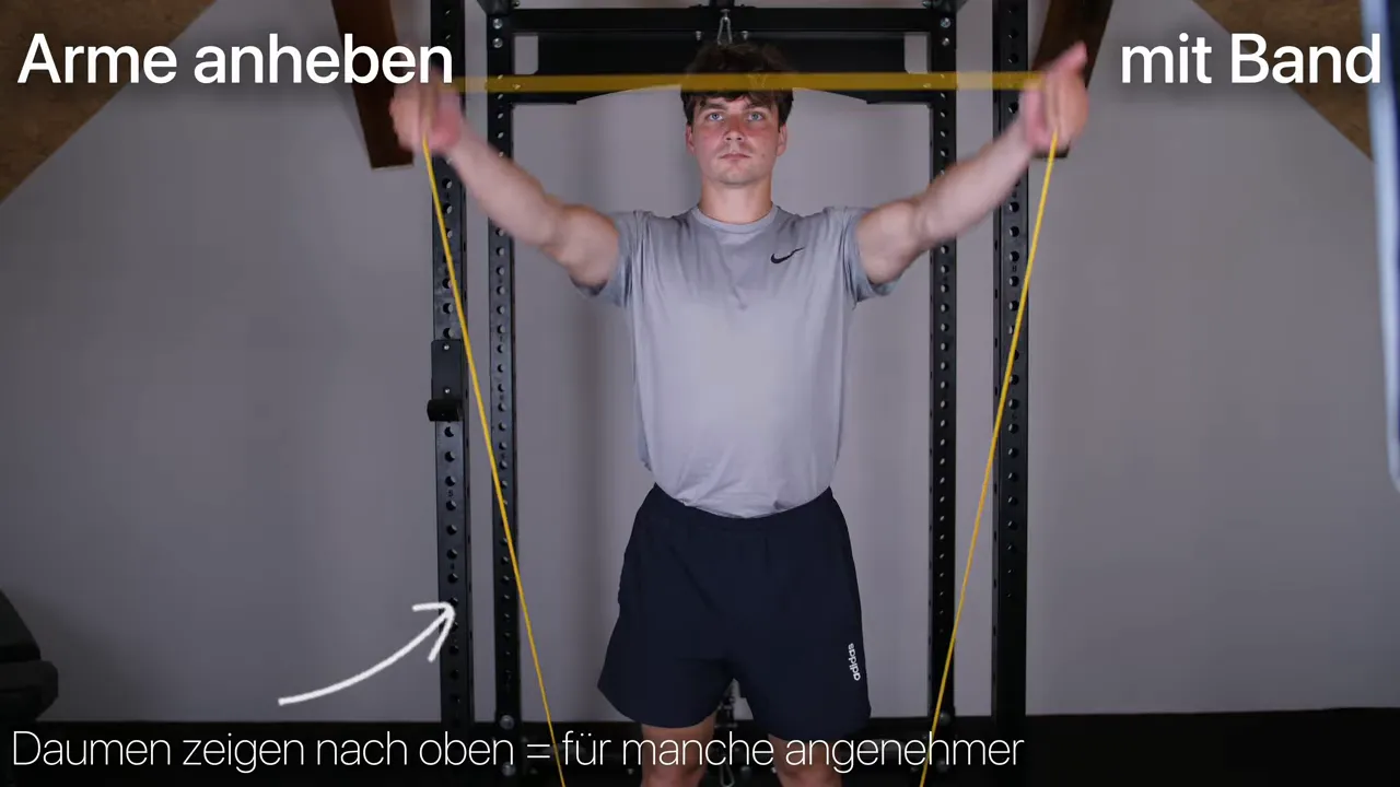 Mann hebt beide Arme mit einem gelben Widerstandsband über den Kopf