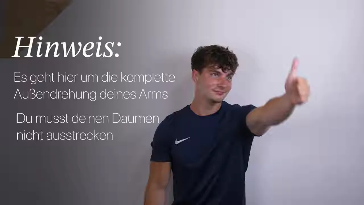 Mann hebt einen Arm mit aufgerichtetem Daumen nach oben