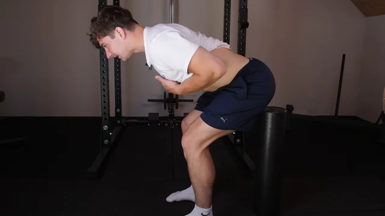 Hip Hinge Ausführung mit Hüftbeugung und stabiler Wirbelsäule