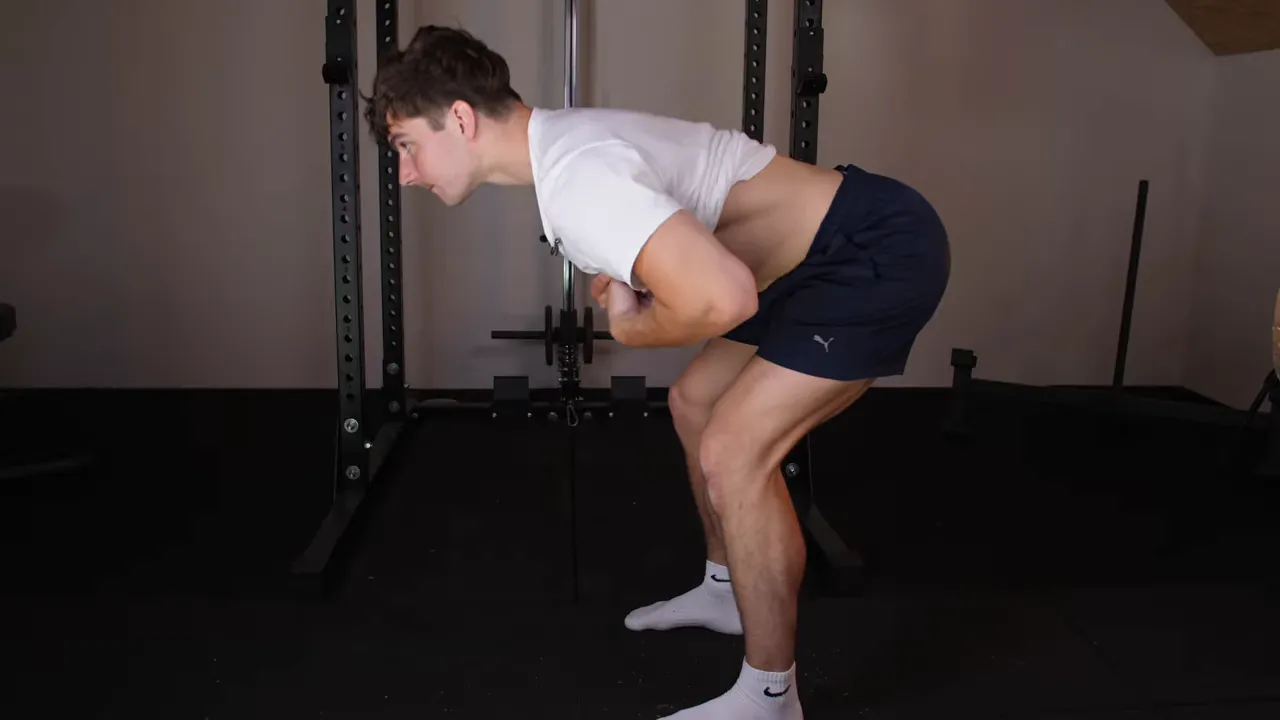Hip Hinge Tiefe mit Fokus auf Hüfte und hintere Kette