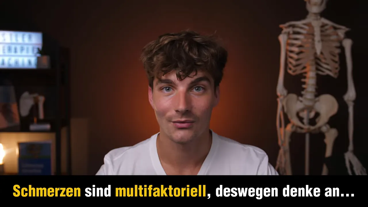 Experte im Studio mit eingeblendeter Aussage zu multifaktoriellen Schmerzen