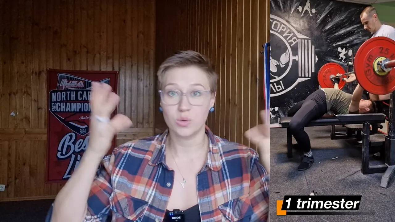 Presenter speaking with a side clip showing a lifter performing a heavy bench press with a spotter; '1 trimester' label visible on the clip.