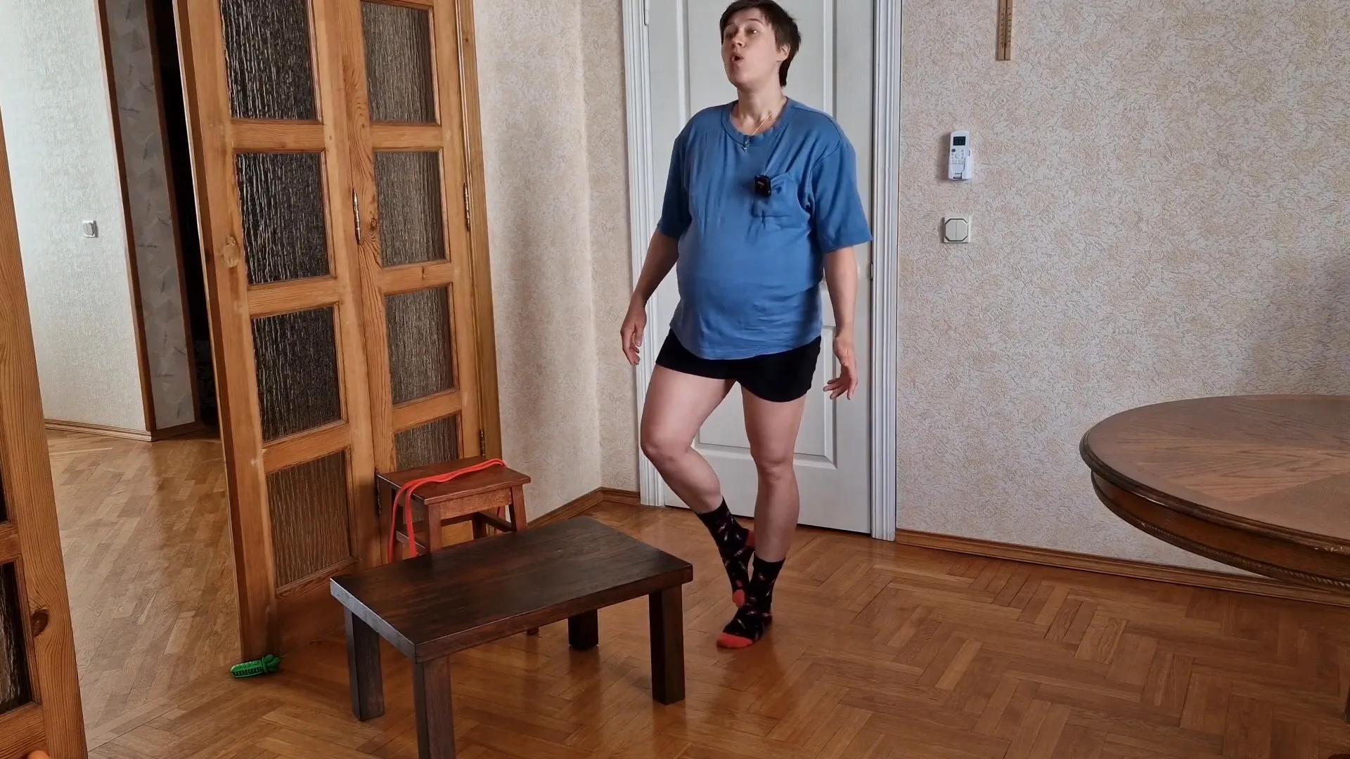 Starting position for step ups with one leg on elevation