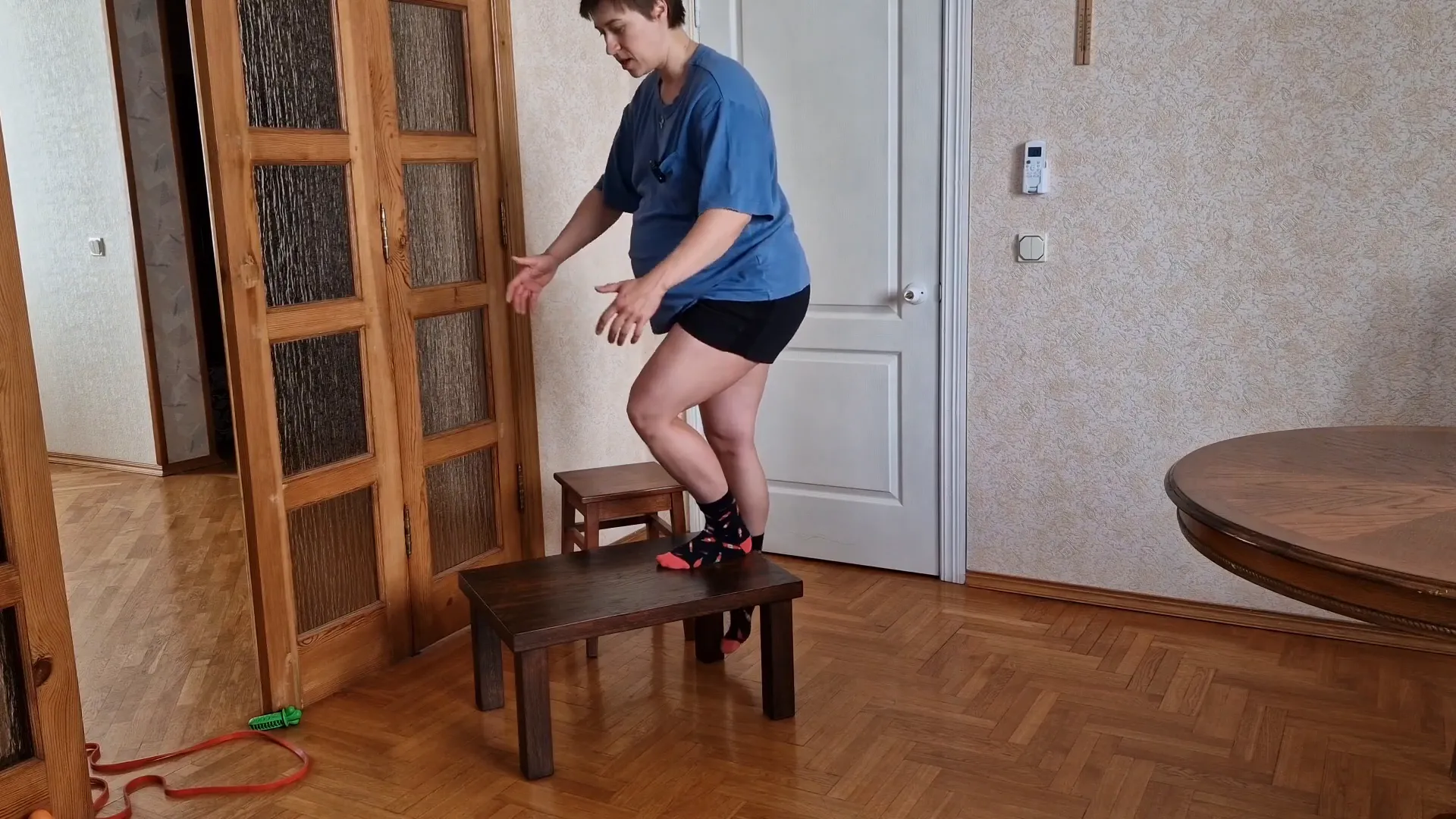 Controlled step down from elevated surface