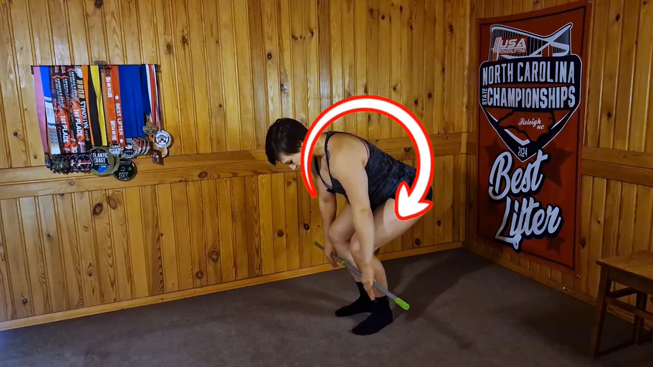 Coach in a hip-hinge holding a dowel; a graphic arrow highlights the rotational hip-to-shoulder motion for lockout.