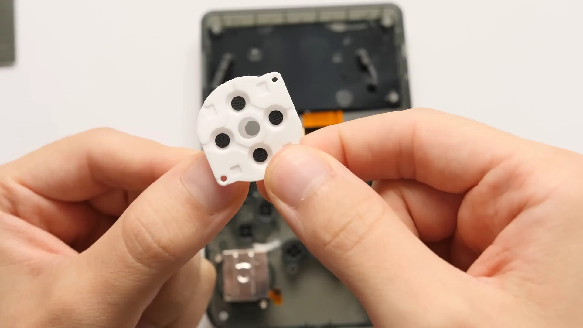 Conductive rubber pad comparison between R36S and Game Boy Color
