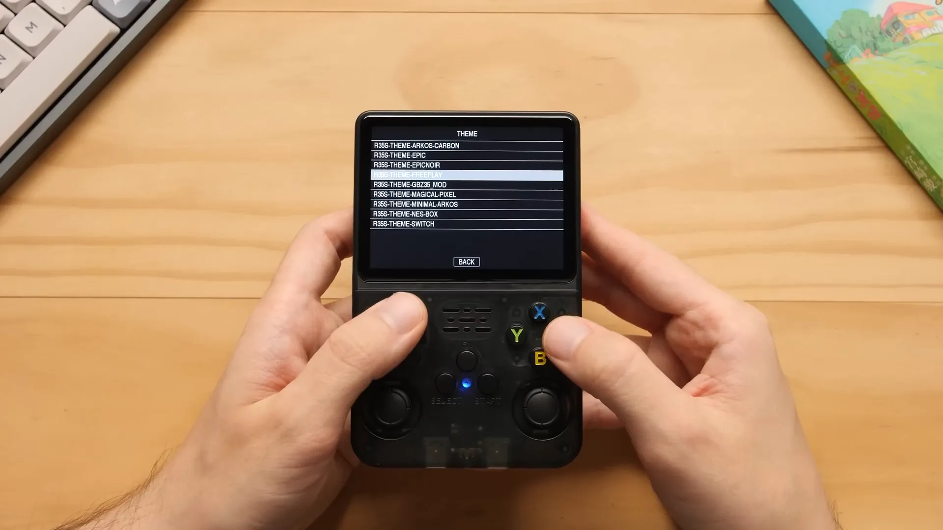 UI settings menu on R36S showing theme options