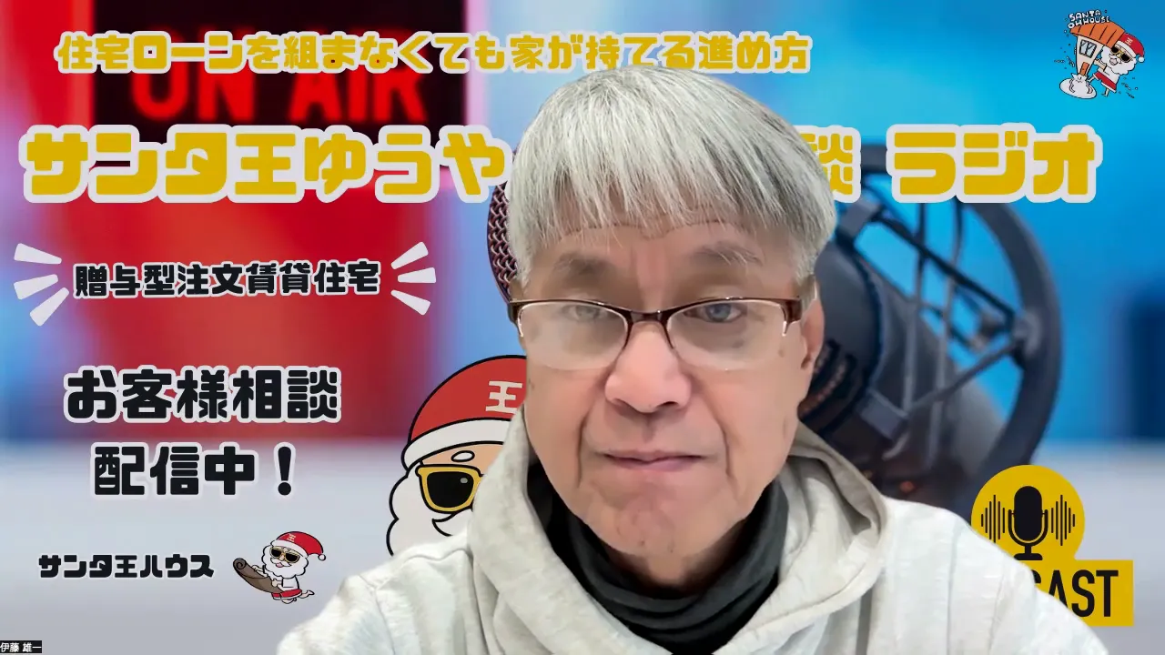 ポッドキャスト背景とタイトルが読み取れる、画質の良い男性の中距離ショット